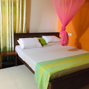 Гостиница Bee Nest Bed & Breakfast  Negombo